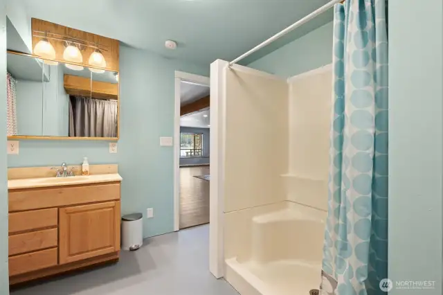 lower 3/4 bath