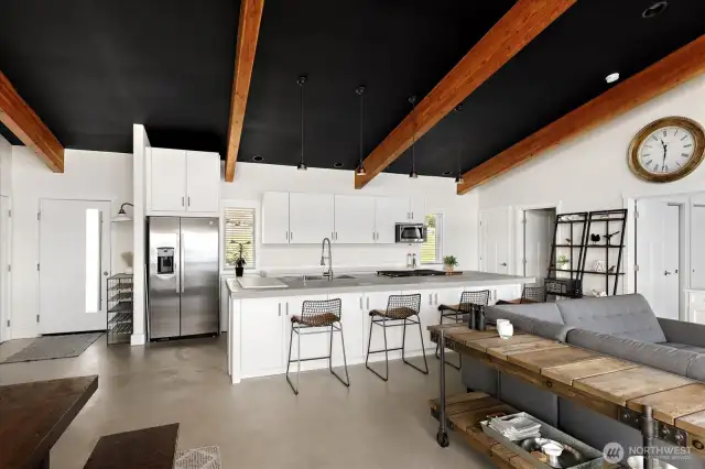 The open-concept design seamlessly blends with the stunning exterior views, creating a dynamic sense of boundless space and a deep connection to nature.