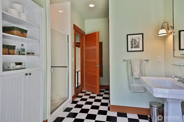 Another view of the bathroom.