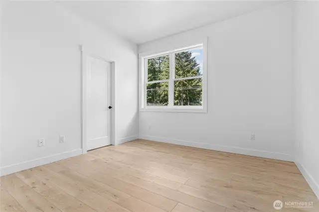 Large Second Bedroom w/ Walk in Closet!