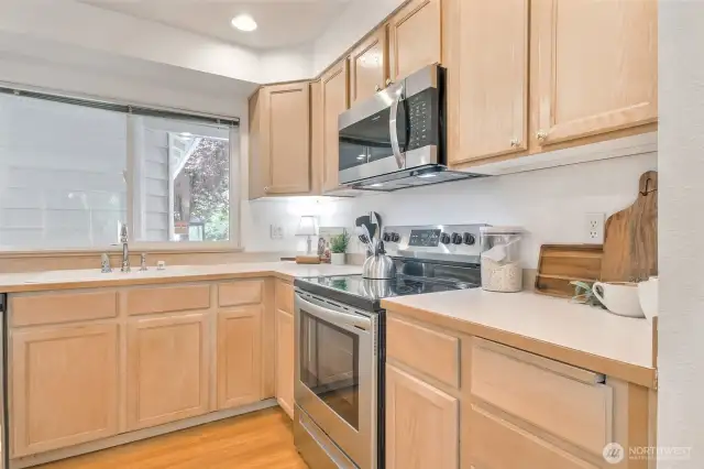 Ample counter and cabinet space