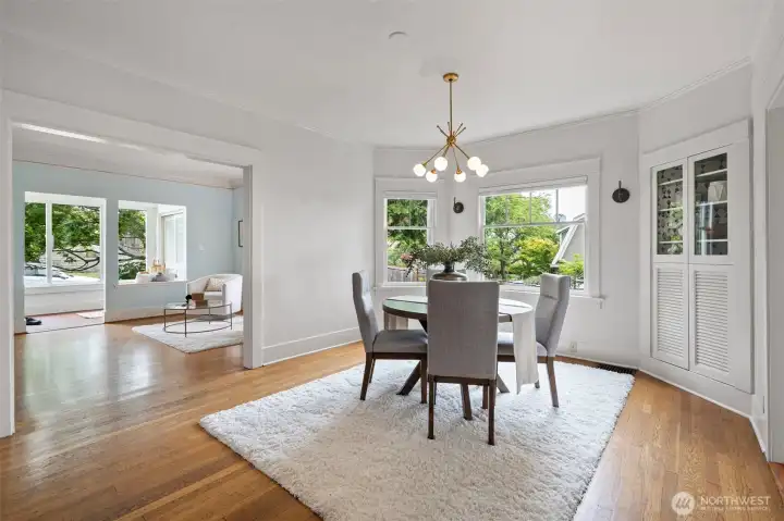 Spacious Dining for family & friends Spacious Dining for family & friends