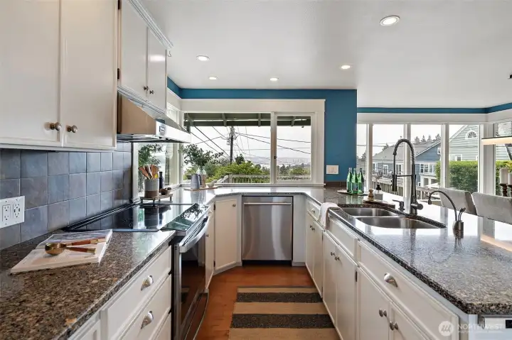 Plenty of cabinetry to keep life organized. Plenty of cabinetry to keep life organized.