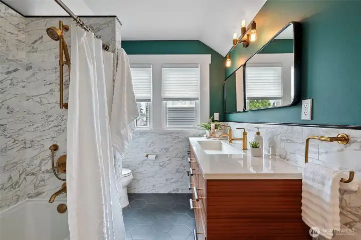 Tastefully renovated bath on upper level. Tastefully renovated bath on upper level.