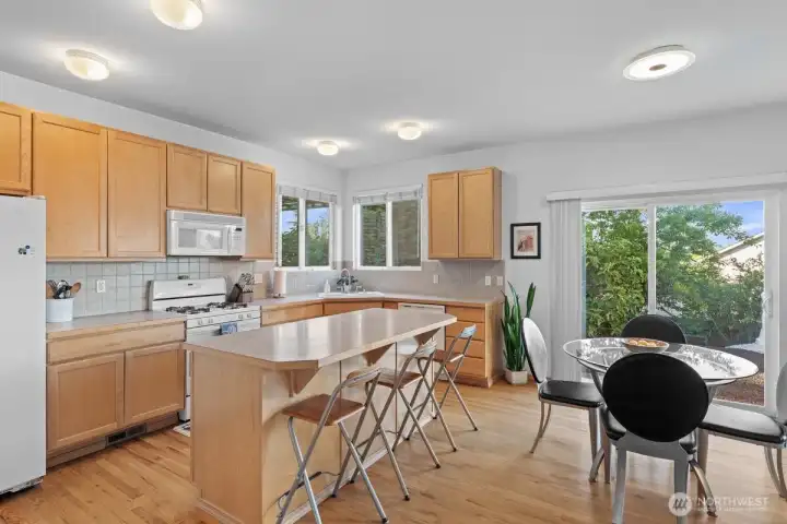 Corner windows right over the sink let in lots of light. Corner windows right over the sink let in lots of light.