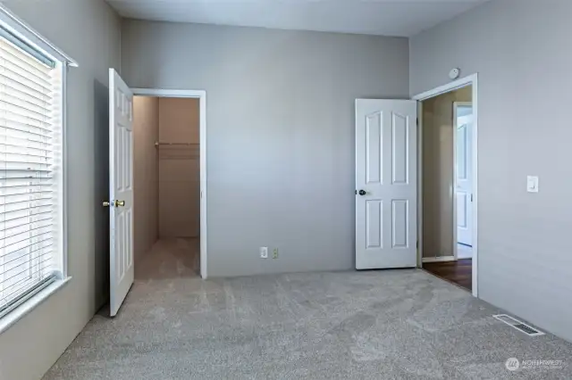 2nd bedroom w/walk in closet