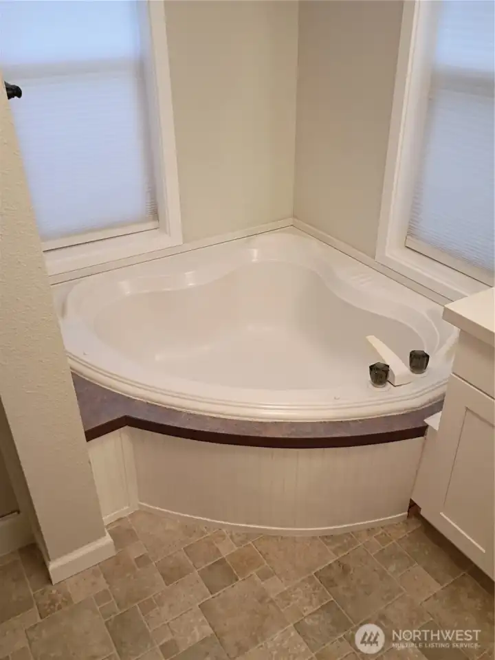 Soaking tub