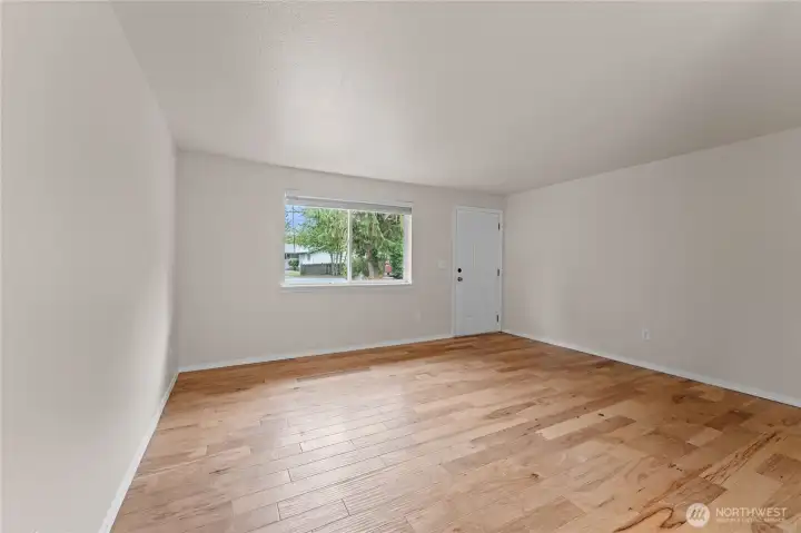 Living room, with vinyl flooring