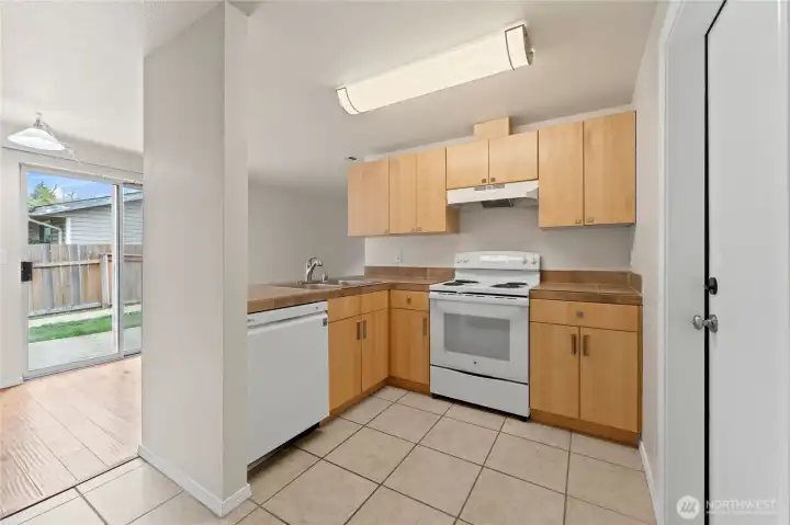 Kitchen w/ newer appliances