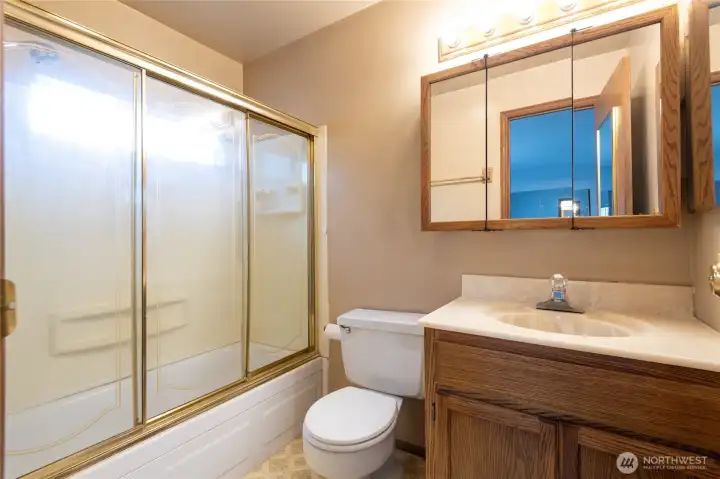 Primary Bathroom. Just needs a bit of updating.