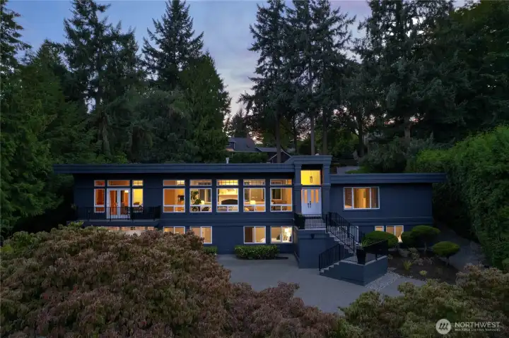 Sought-after Mercer Island neighborhood; minutes to Seattle and the Eastside. Tucked away, private lot with peek-a-boo views of Lake Washington and eastern views.