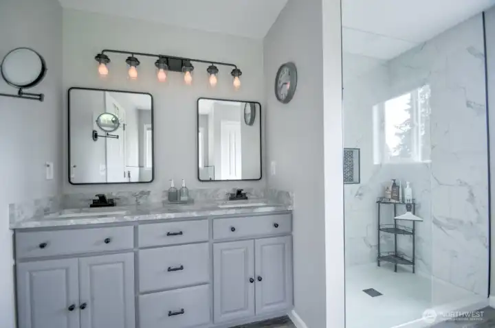 Recently updated en suite with quartz countertops