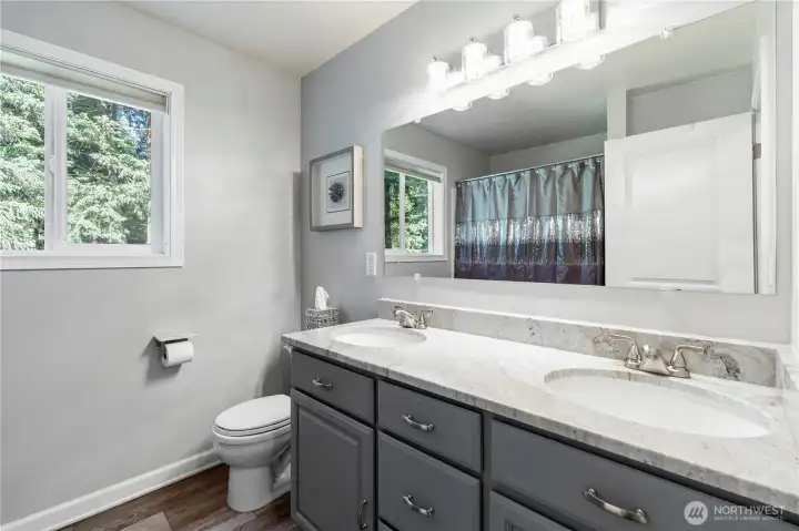 Main bathroom with stylish quartz countertops