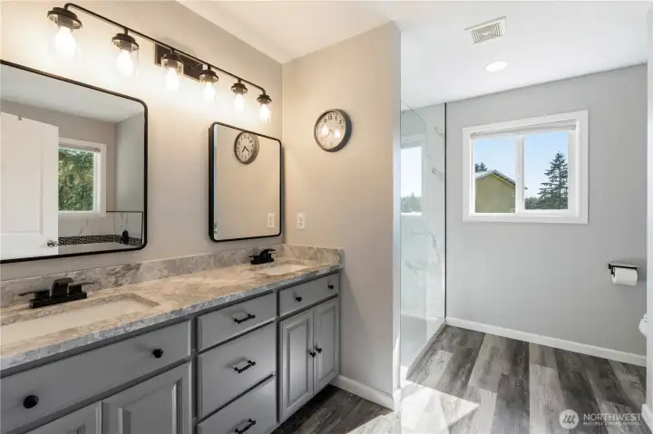 Beautifully updated 5 piece en-suite