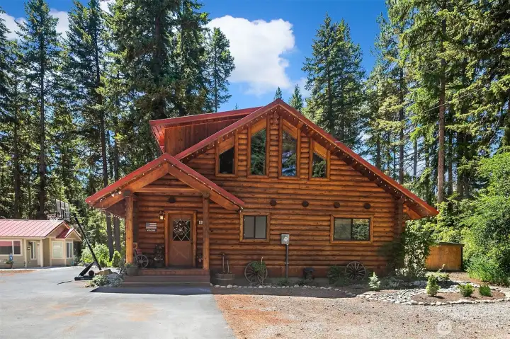 Welcome to the stunning Pacific Northwest log home located in coveted Sun Country Golf Course area of Cle Elum! Come live full time or use it for your weekend getaway from the city.