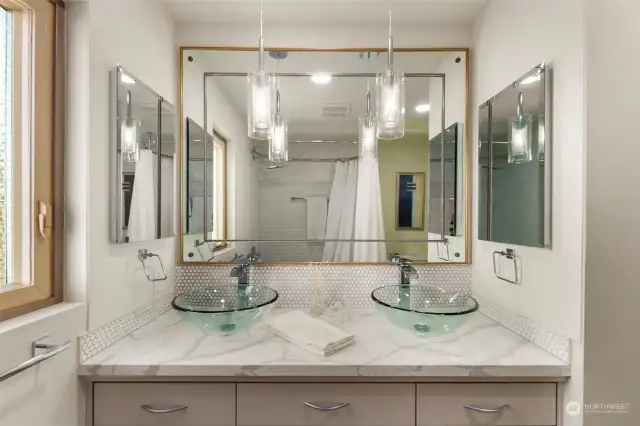 Double sinks in remodeled main bath