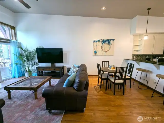Breakfast Nook & Dining Area
