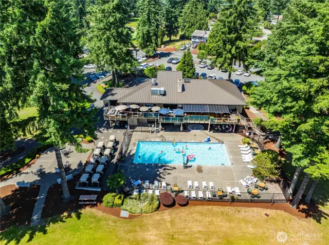 Island Lodge by Al Lago restaurant and swimming pool at the Club House.