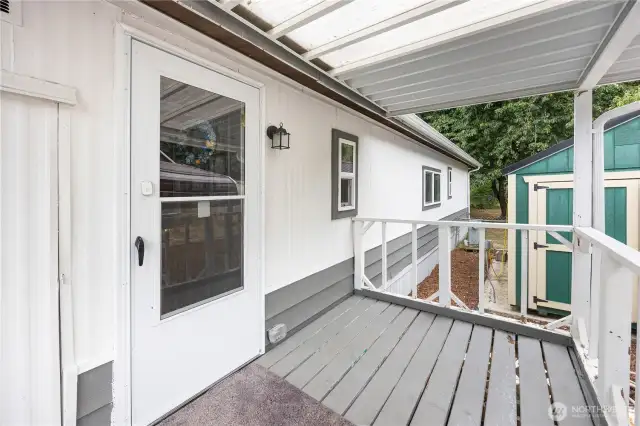 Covered porch to screened front door