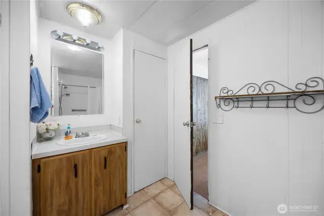 Primary with no fog mirror and tall counter