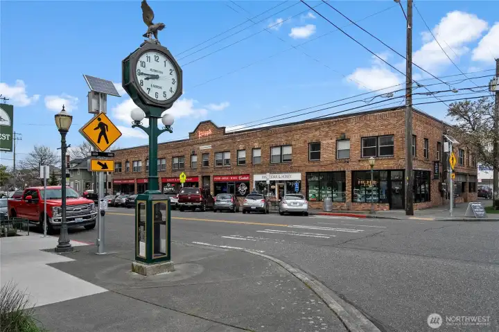 Close to Proctor shopping & dining!