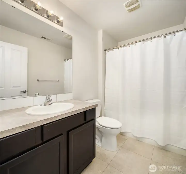 Full bath in hall on 2nd floor