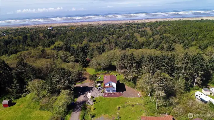 Very close proximity to the Pacific beach, views of Conner creek, river otters, and wildlife from large deck. Cleared RV space with water, power & septic for additional guest.