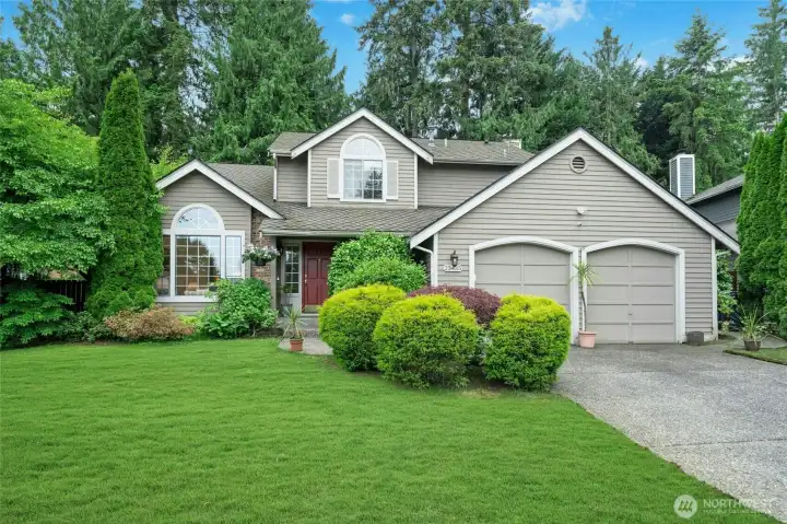 Wonderfully maintained home tucked away on a quiet cul-de-sac in sought-after Summer Ridge neighborhood.