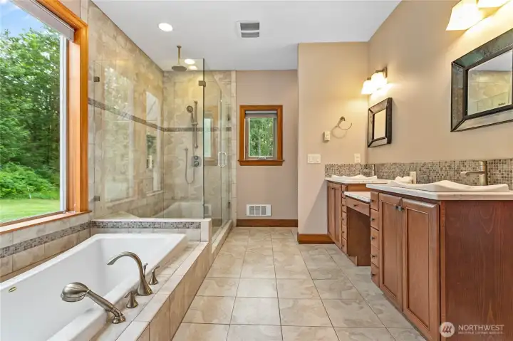 Spaceous primary en-suite with huge walk-in closet.