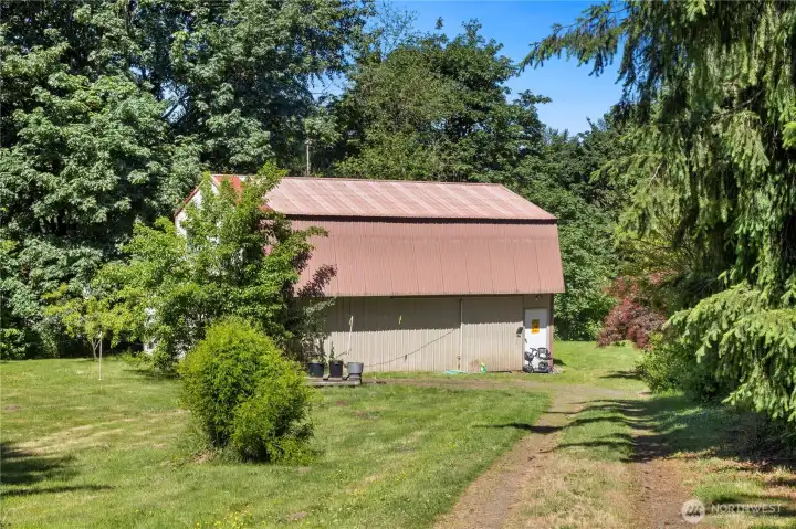 Barn with own bedroom, bathroom, furnace, water heater and septic Barn with own bedroom, bathroom, furnace, water heater and septic