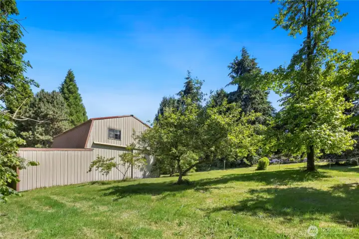 Barn with own bedroom, bathroom, furnace, water heater and septic Barn with own bedroom, bathroom, furnace, water heater and septic