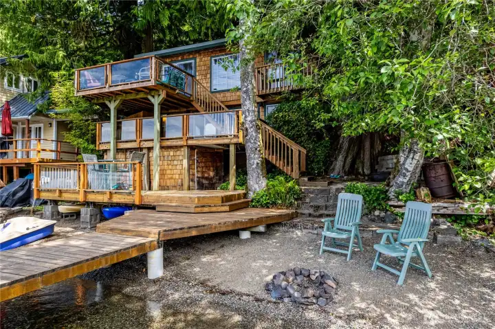 Lakeside memories are built here. Lakeside memories are built here.