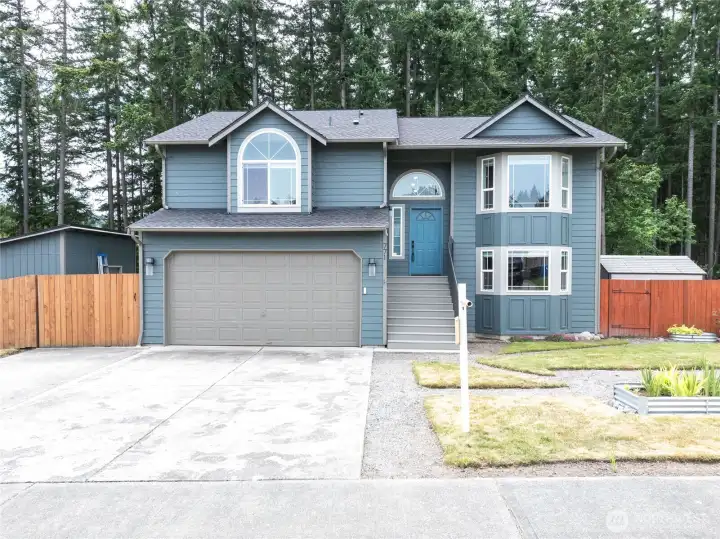 5 bed, 2.75 baths tucked neatly into 2250 sq ft in Eatonville!