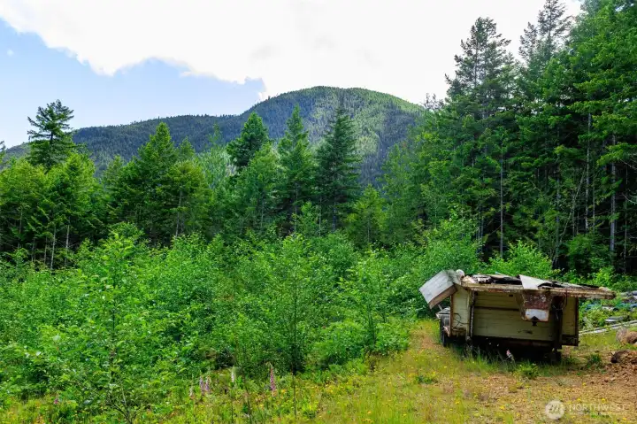 Welcome to 129 Valley View! Mountain views and a nice level build site await!