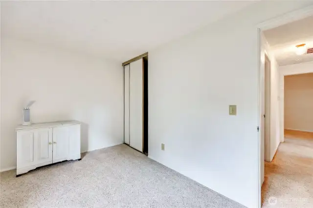 The 2nd bedroom.