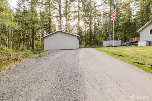 Large driveway with parking for many, many vehicles