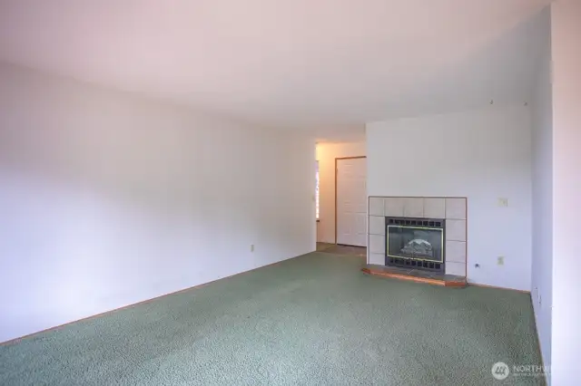 Living room with gas fireplance
