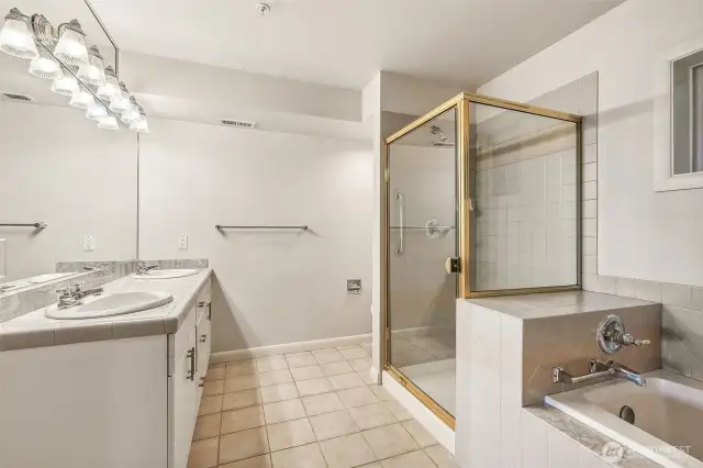 Full bathroom just off the primary suite