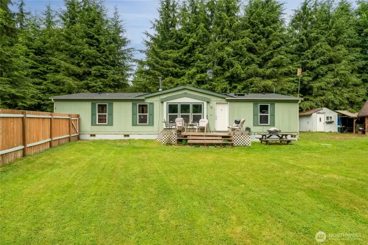 Well maintained manufactured home near scenic Mountain Loop Byway.