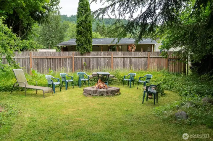 Huge Firepit area just outside cabin - perfect for BBQ's gatherings.