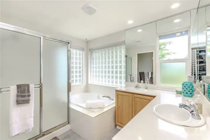 5-piece primary bathroom w/walk-in closet.