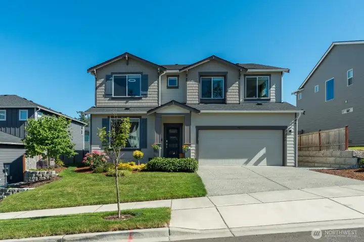 Beautiful 2023 Built home!