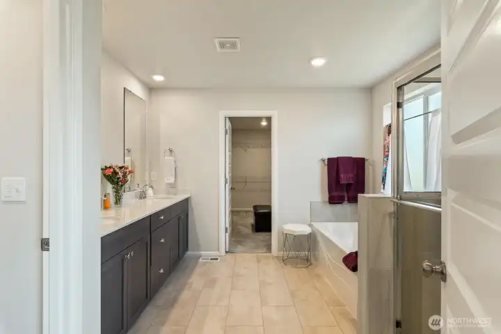 Attached 5 piece ensuite and walk in closet in the primary.