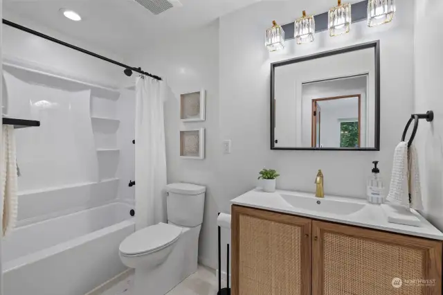 Full hall/guest bath