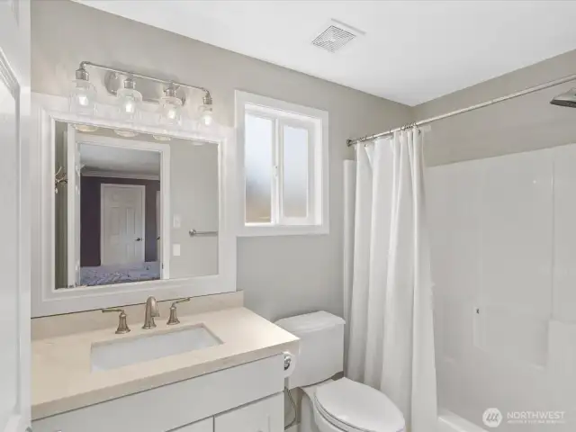 Primary en-suite bathroom