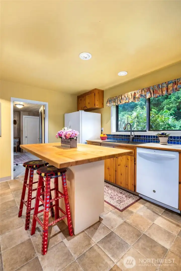 Another view of the kitchen.