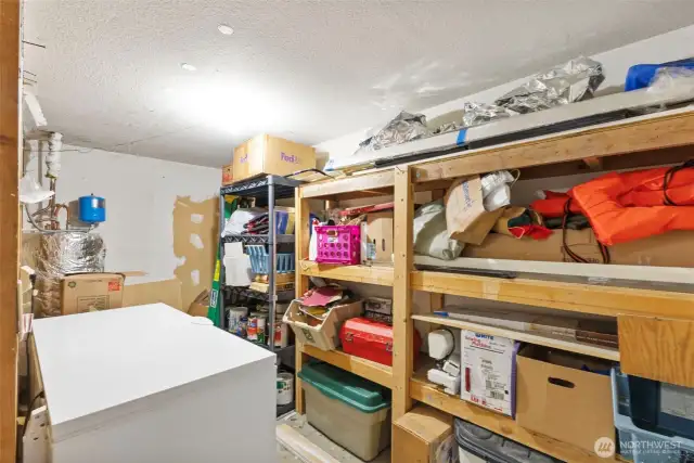 Spacious 1 car garage with workbench & extra storage
