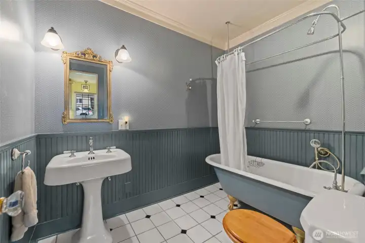 clawfoot tub, yes please