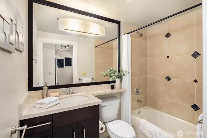 The guest bath is also fresh and welcoming!