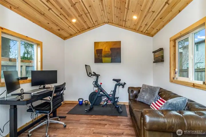 Shed - Fully Insulated with Electrical heating and Wifi